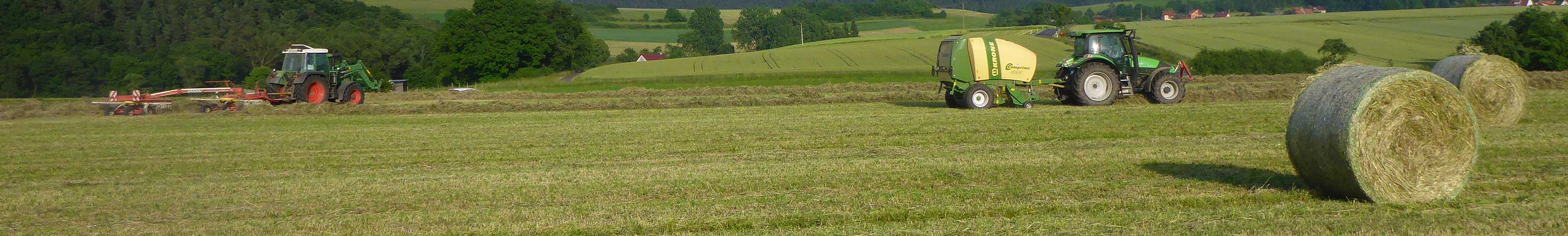 Feld mit Traktor